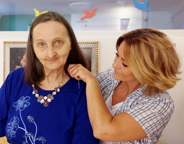 Frau mit Kette